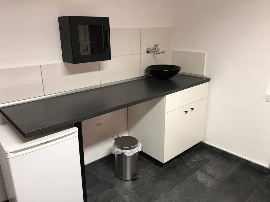 Zimmer 3 bietet Platz zur Zubereitung kleiner Leckereien