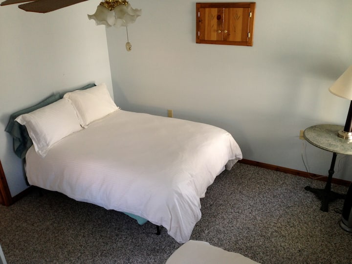 Საძინებელი 2 ორადგილიანი საწოლით.