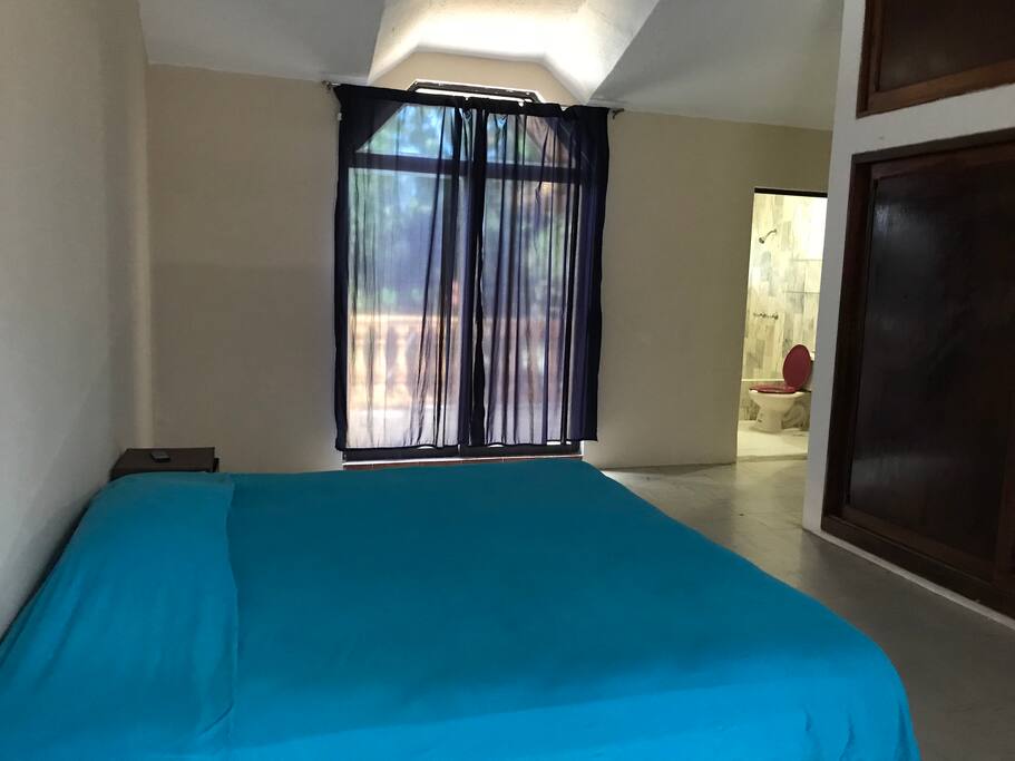 Recámara bastante amplia. A/acondicionado. Agua caliente. Tranquila para dormir.