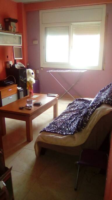 Comedor grande y espacioso con muebles y mucha iluminación tenemos Internet
