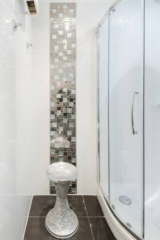 Chic Luxury, Private Garden Square, Air Con & Extras gallery image 4