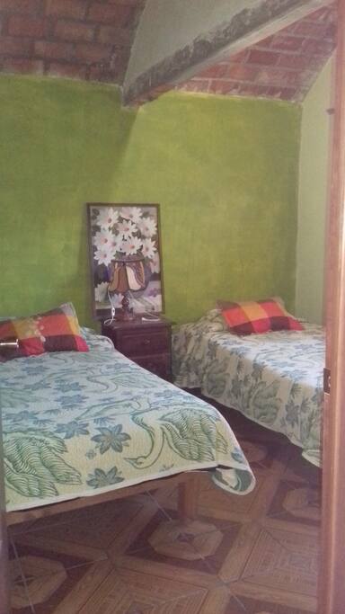 habitación con dos camas individuales