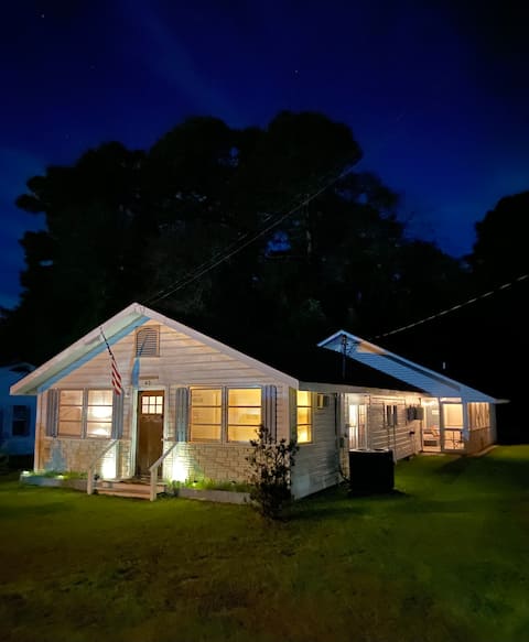 COZY! White Lake Bellaport Cottage : Pet Friendly