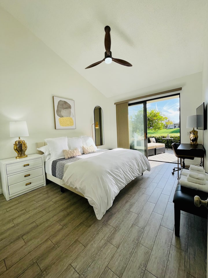 Основна спалня и баня с частен заден двор, за да се отпуснете!

Chambre des Maitres и баня със самостоятелен заден двор!