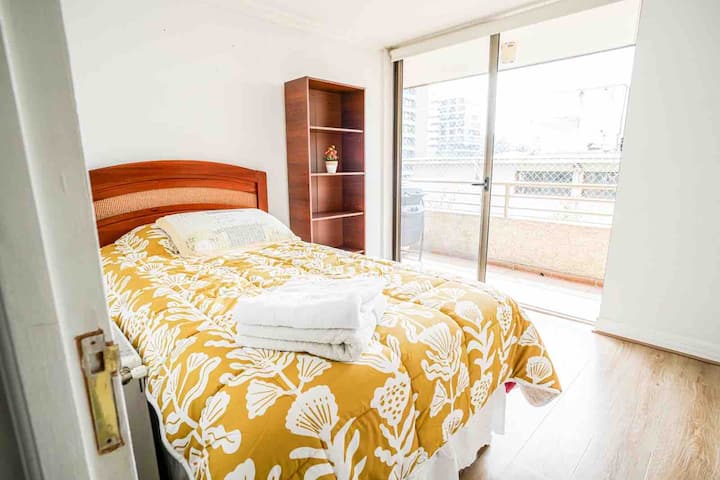 Креветот прикажан на фотографијата е кревет во вид на гнездо, односно се работи за 2 кревета од 1 и пол квадратен. Вториот кревет излегува од под другиот.