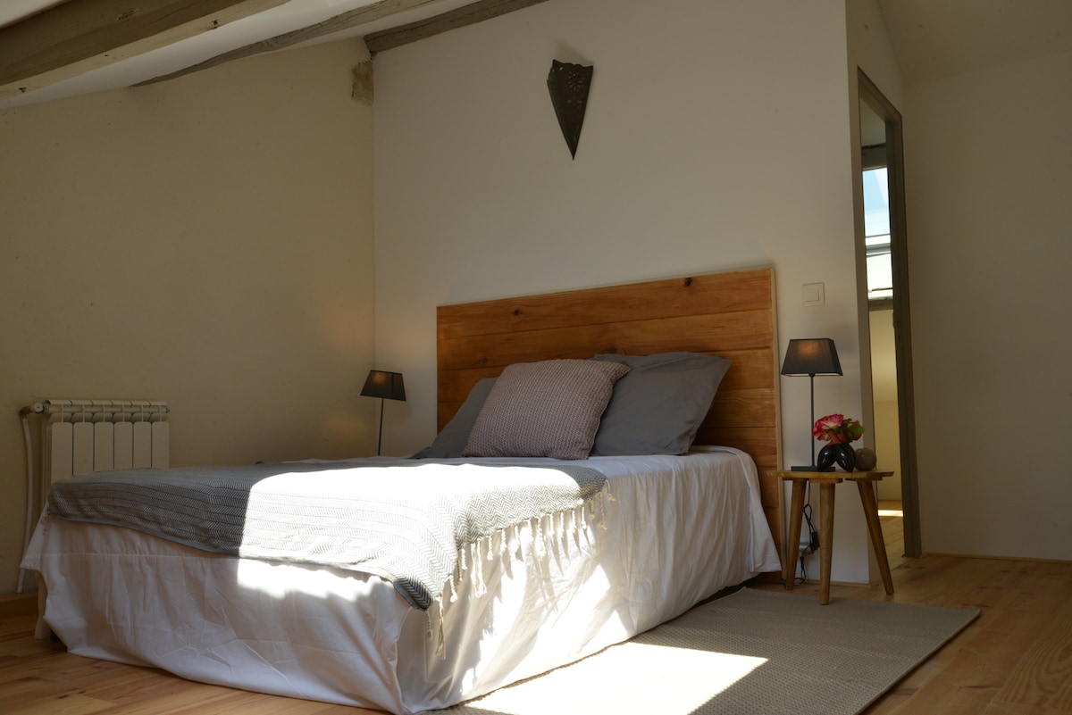 glavna spavaća soba (na stražnjoj strani nalaze se vrata dječje sobe)