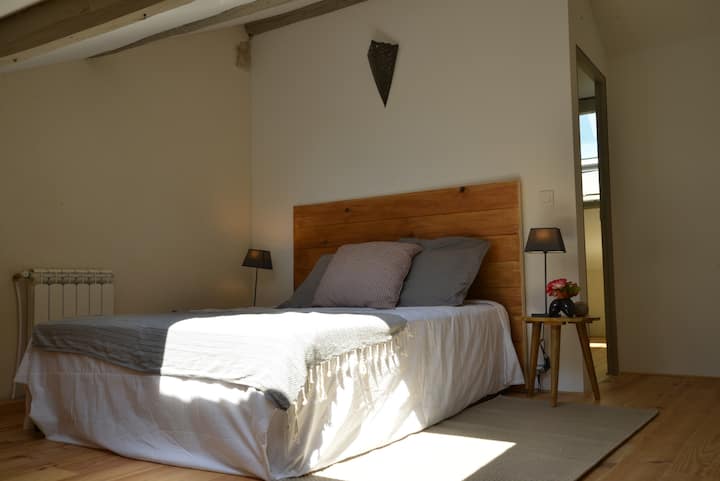 主卧（后面是儿童房门）