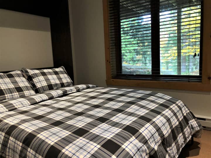 Spálňa s 1 manželskou posteľou a výhľadom na jazero