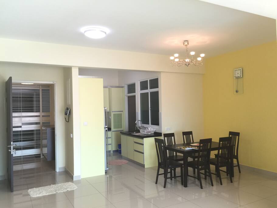 Dining table comfortably seats 6