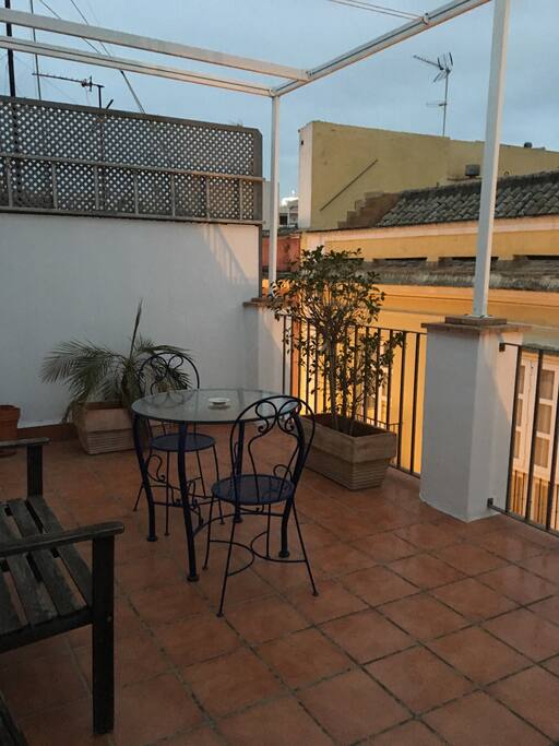 TERRAZA CON LUZ DE LA TARDE