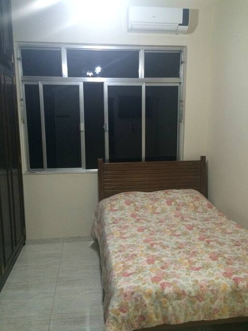 Quarto com cama de casal, TV, vent. de teto, ar-condicionado split e armário
