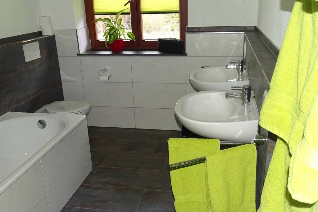 Badewanne, begehbare Dusche mit Regenwasserduschkopf