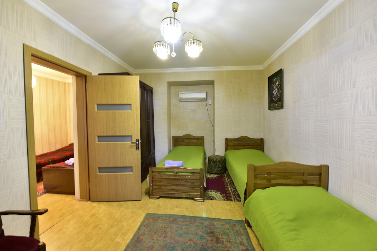 غرفة النوم الأولى