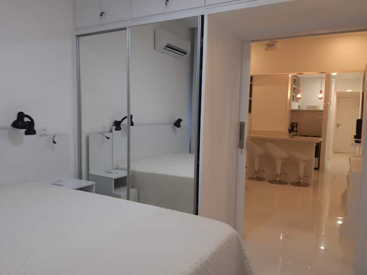 Независна спална соба со брачен кревет (широк 150-179 см), огледален плакар, шумски и тивок поглед 