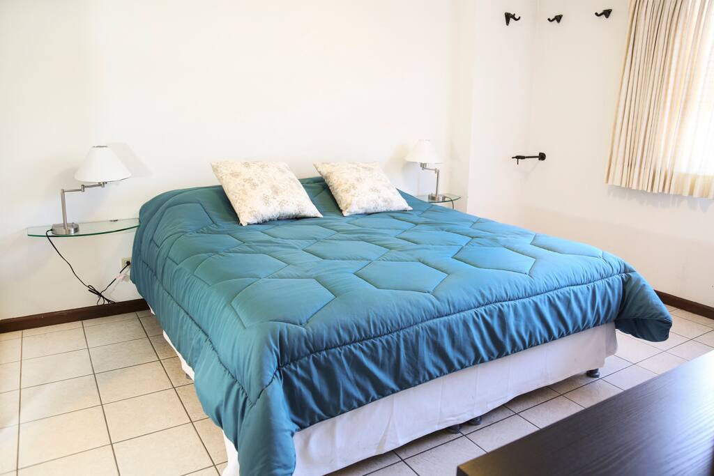 Dormitorio Principal, cama king size / Bedroom king size bed.