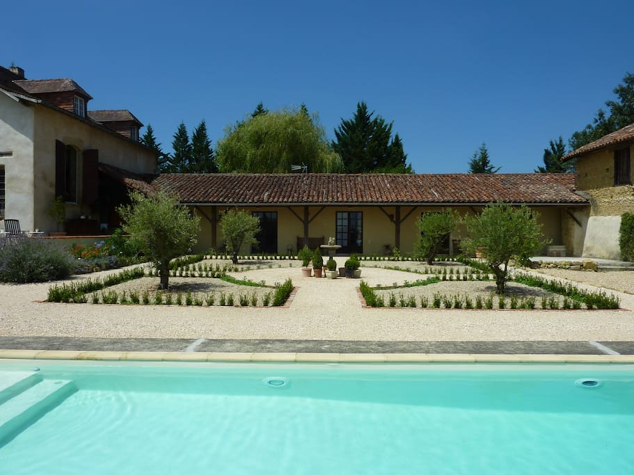 Garderes Pool and Courtyard