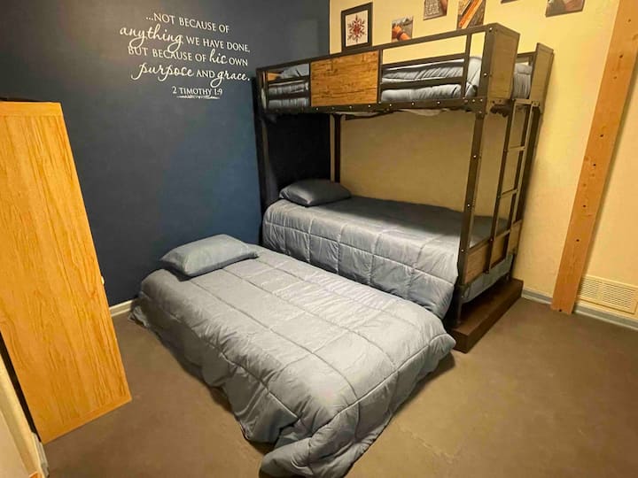 Twin bunk trundle hulala watu wazima watatu (kima cha juu cha pauni 300 kwa kila kitanda)