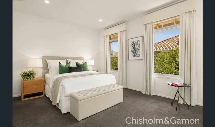 Excellent location, beach, pool, city close, gym gallery image 3