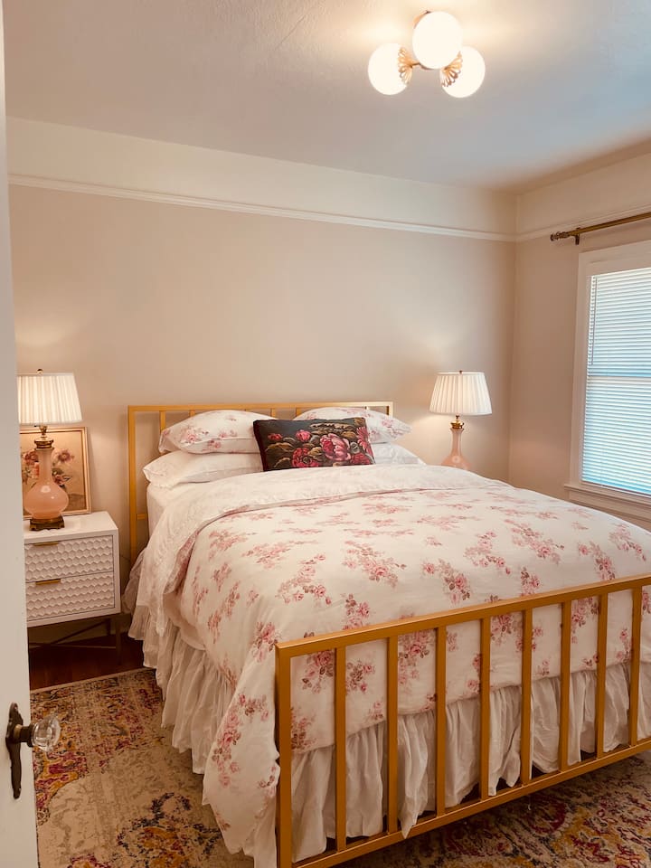 Down bedding & Linen vintage Italian, Murano glass lamps. Walk-in closet. Bedroom #3
