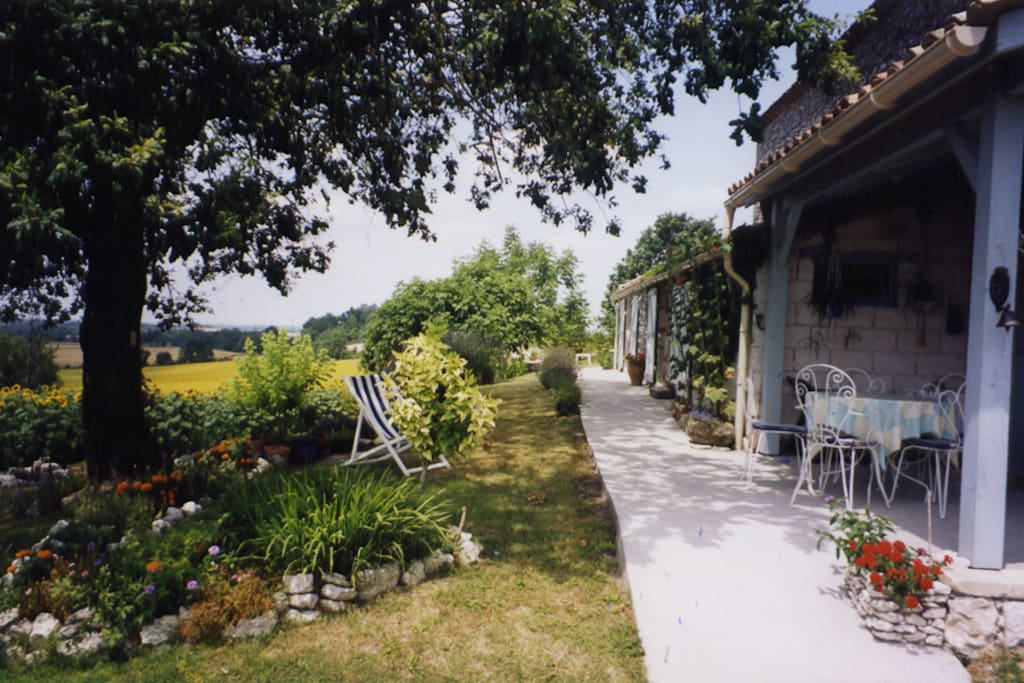 vue dégagée sur la campagne depuis la terrasse couverte.