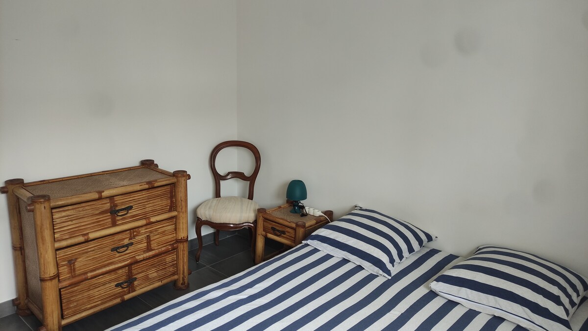 חדר עם מיטה זוגית 