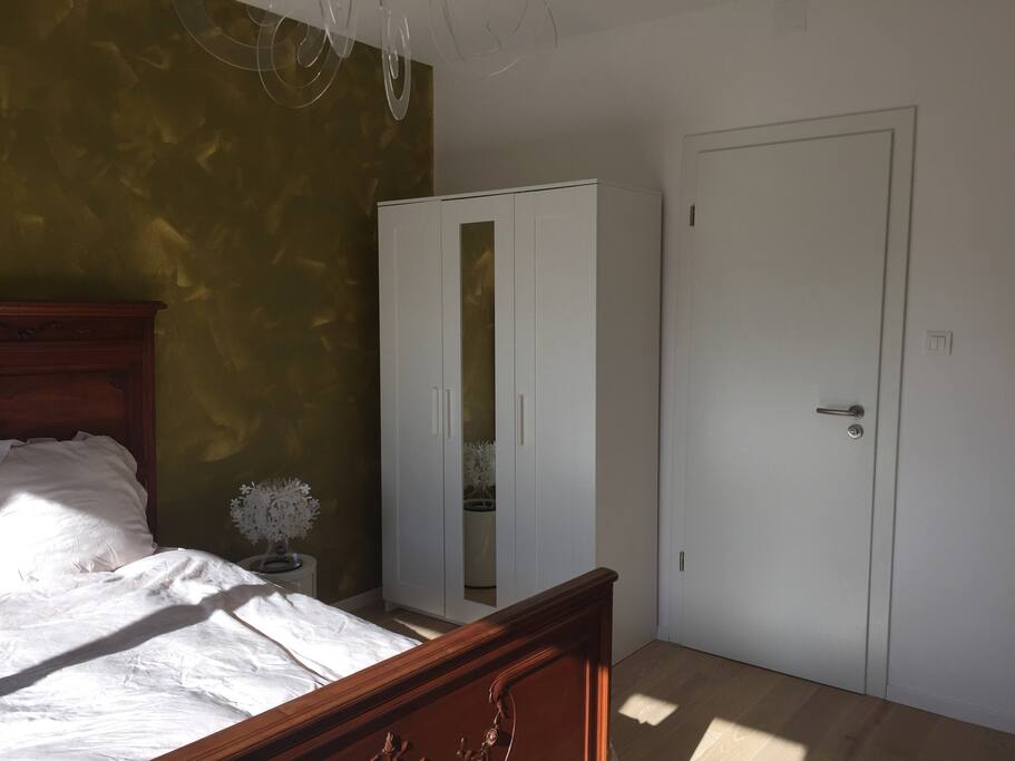 Placard avec penderie et étagères dans la chambre