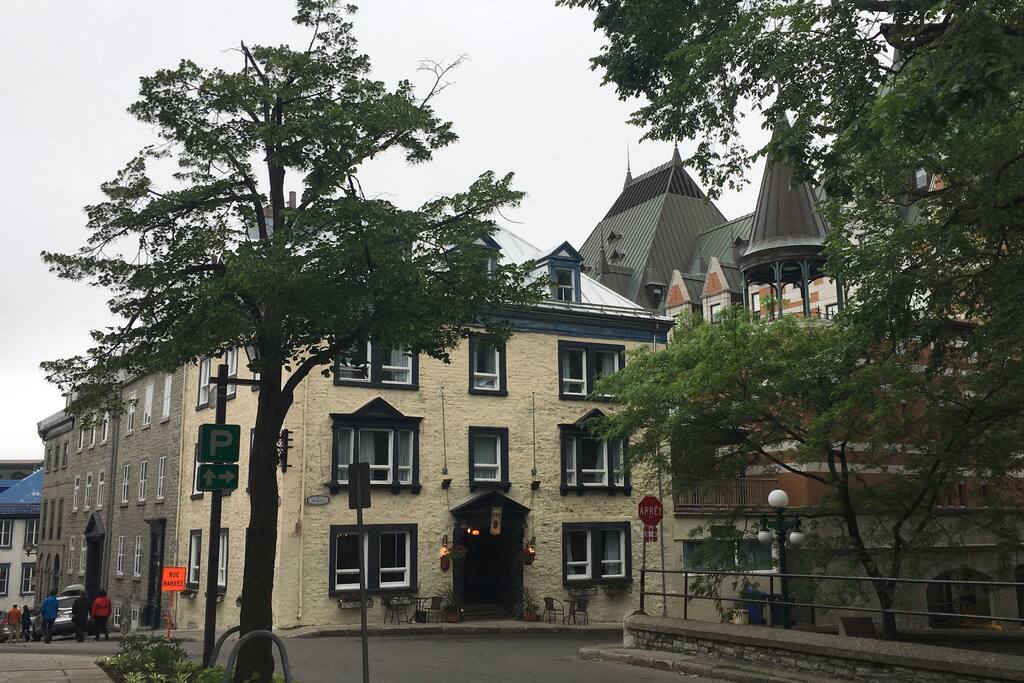 Le logement est situé derrière le château Frontenac.
Best location possible as the flat is a stone's throw from the Château Frontenac.