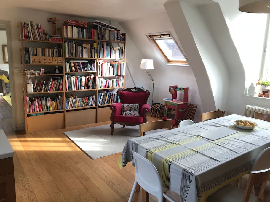 Salle à manger et coin bibliothèque