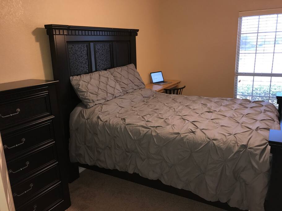Private and quiet room with ample closet space and comfortable bed. Includes desk work area and flatscreen with Hulu and Netflix provided by the host.
