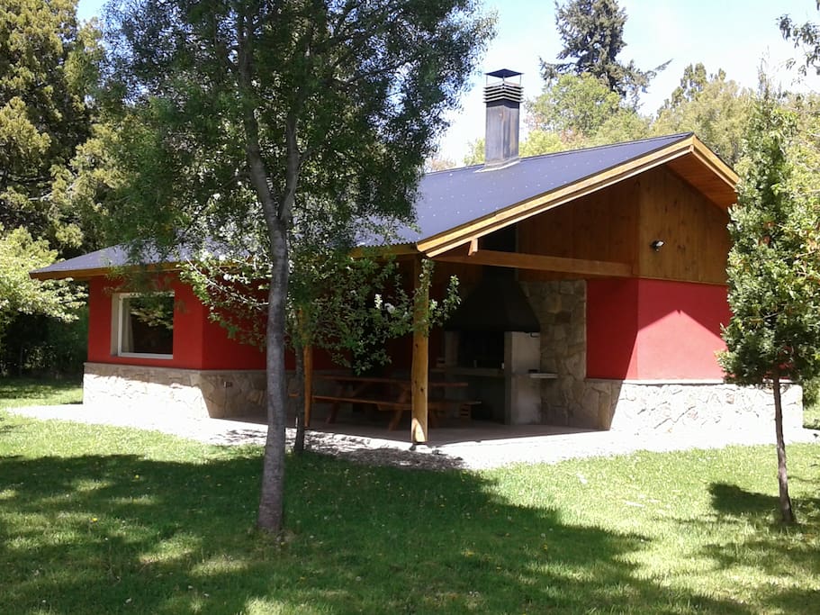 La misma parrilla. El lugar es práctico para almorzar o comer con el tiempo agradable.