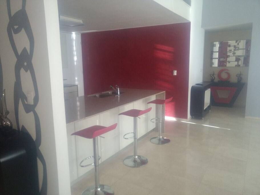 Barra para almorzar, cocina completa