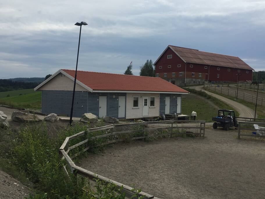 Gjestehuset ligger på en gård som driver med hester og har rideskole. Det er 4 hybler med eget bad.