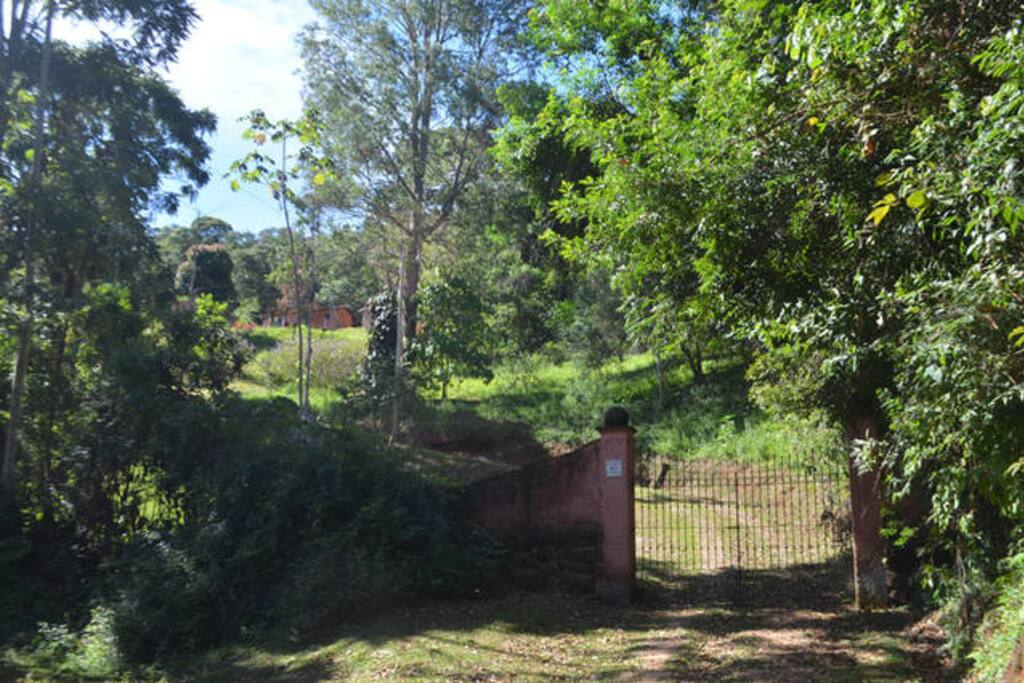 Entrada do Sítio. A casa no alto de um morro.