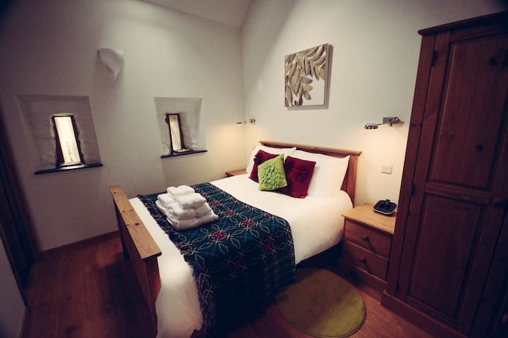 Y Beudy, spavaća soba s bračnim krevetom i vlastitom kupaonicom