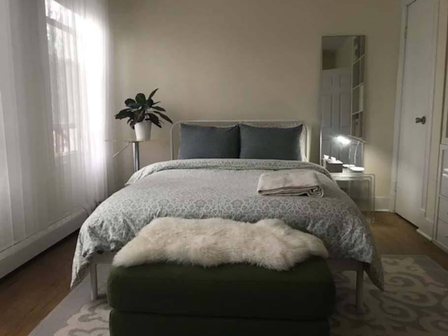 Double bed and mirror