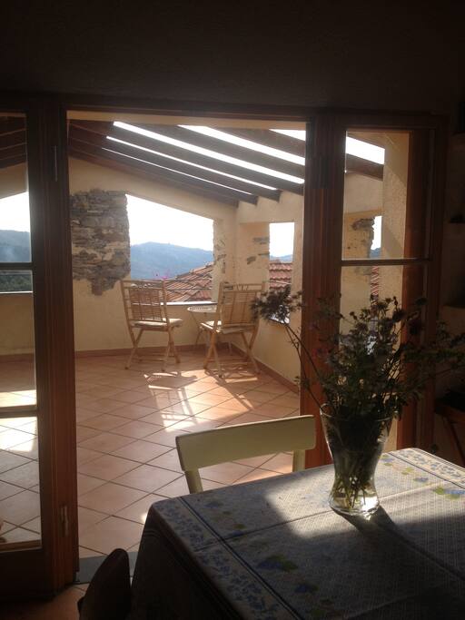 Kitchen with view onto terrace