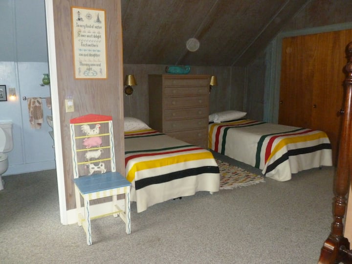 Hadley Harbor Green Bedroom on the Beach Houses for Rent in