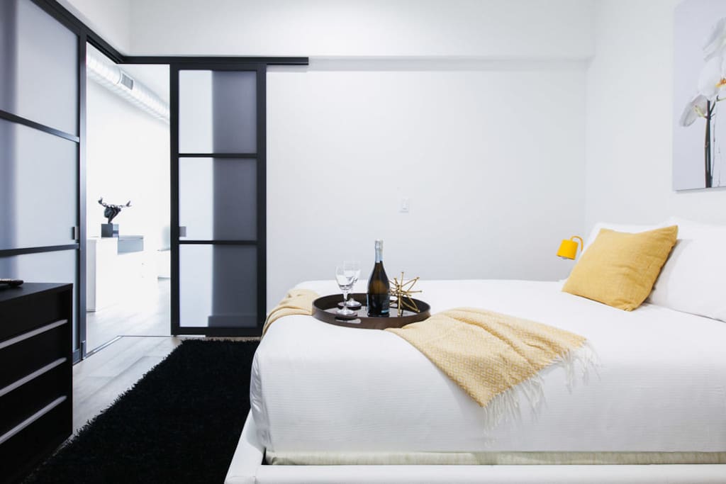 Queen bed in the bedroom