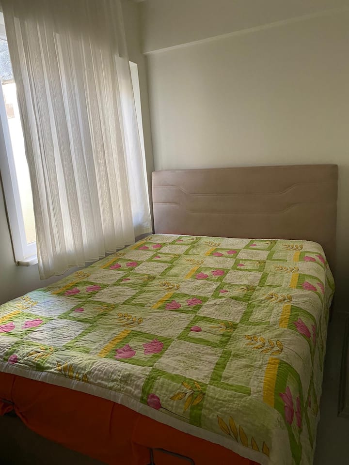 Текущата настройка на спалнята №2: легло за двама