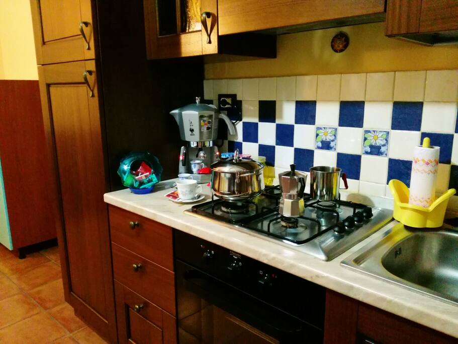 Cucina attrezzata di tutto il necessario per cucinare