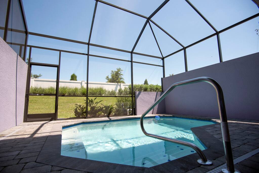 HOUSE POOL WITH JACUZZI