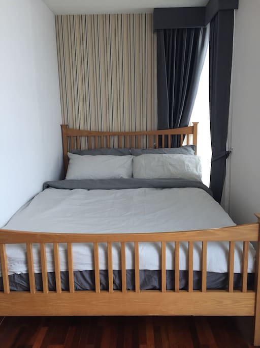 Main bedroom with queen side