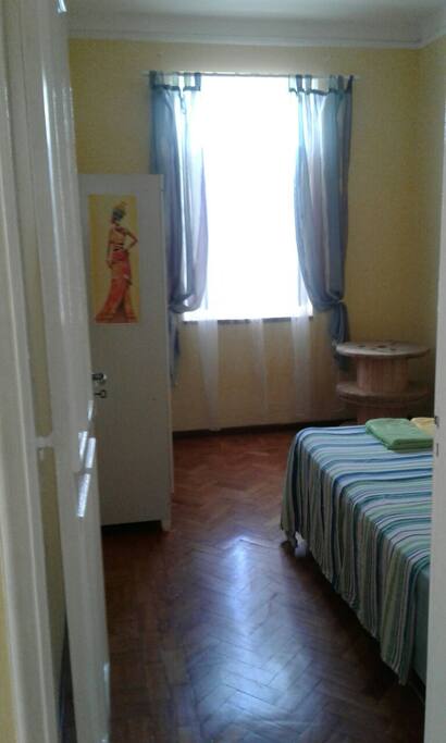 Accessories: hangers, mirror, clean towels, sheets changed every 2-3 days. / Acesorios: cabides, espelho, toalhas limpas, troca de lençois a cada 2-3 dias.