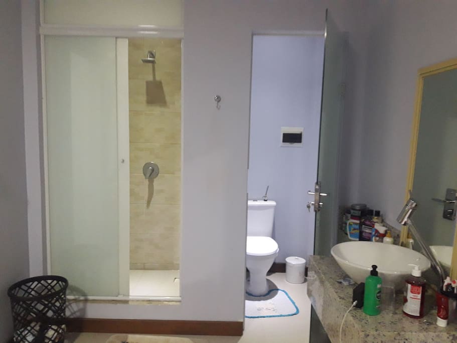 chuveiro/banheiro da suíte