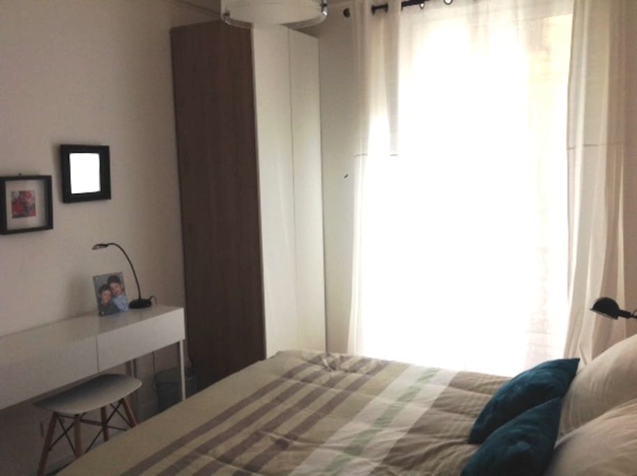 chambre lit double avec penderie et bureau