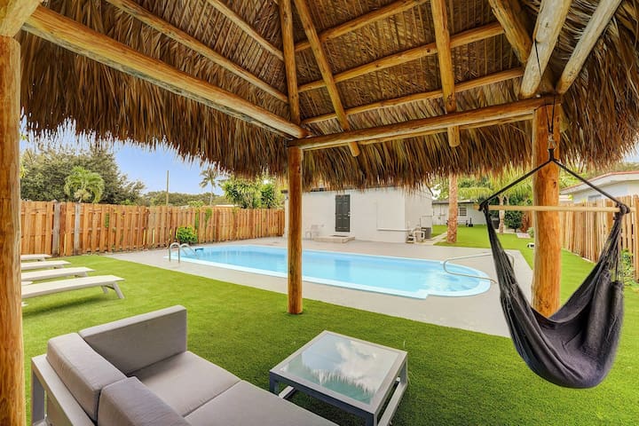 Hollywood Sunshine Resort – 2 House’s and Hot Tub