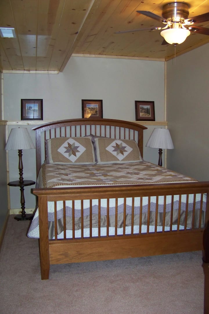 Ellen's Log Cabin with private mineral hot tub Cabins for Rent in