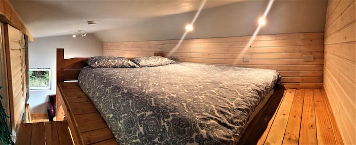 Cama mezzanine: solo accesible a través de escaleras pequeñas y empinadas