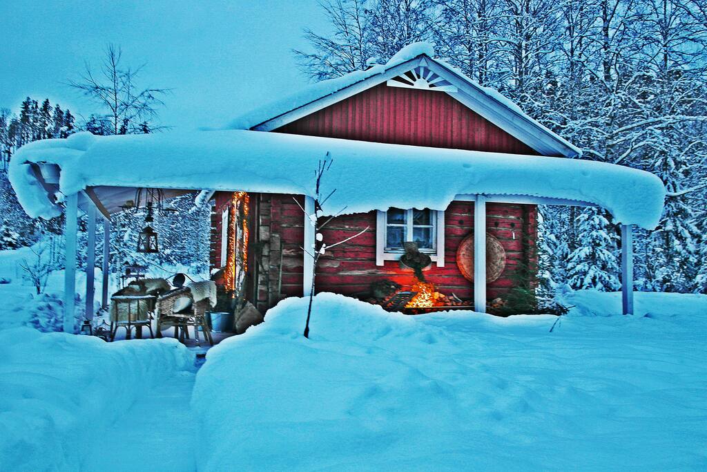 The cottage in the winter time - Mökki talvilumilla
