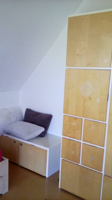 Schrank und Sitzecke